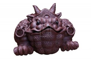 《鴻運(yùn)牛蟾》宜興紫砂壺手工紫泥茶具茶壺 《鴻運(yùn)牛蟾》宜興紫砂壺手工紫泥茶具茶壺