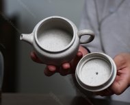 碧螺壺中香撲面，綠茶盞內(nèi)味如春。