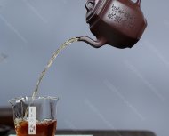 泉眼無(wú)聲惜細(xì)流，樹(shù)蔭照水愛(ài)晴柔。