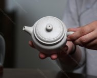 碧螺壺中香撲面，綠茶盞內(nèi)味如春。