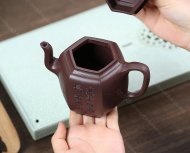 泉眼無(wú)聲惜細(xì)流，樹(shù)蔭照水愛(ài)晴柔。