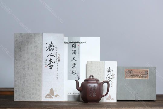 泉眼無(wú)聲惜細(xì)流，樹(shù)蔭照水愛(ài)晴柔。