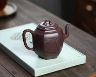 泉眼無(wú)聲惜細(xì)流，樹(shù)蔭照水愛(ài)晴柔。