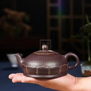 《心經禪蓮》宜興紫砂壺助理工藝美術師手工紫泥半月 《心經禪蓮》宜興紫砂壺助理工藝美術師手工紫泥半月