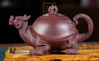 《龜龍壺》宜興正宗紫砂壺名家張偉軍手工高級(jí)工藝美術(shù)師功夫泡茶壺茶具紫泥 《龜龍壺》宜興正宗紫砂壺名家張偉軍手工高級(jí)工藝美術(shù)師功夫泡茶壺茶具紫泥