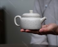 碧螺壺中香撲面，綠茶盞內(nèi)味如春。