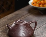 瓣生香獨傲寒，此梅難并眾梅看。 【