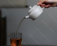 碧螺壺中香撲面，綠茶盞內(nèi)味如春。